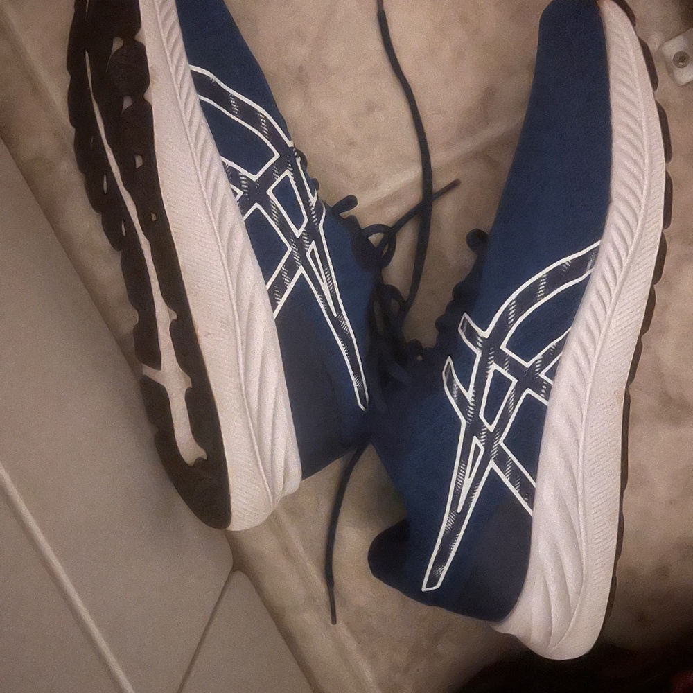 ASICS - Picture 3 of 4